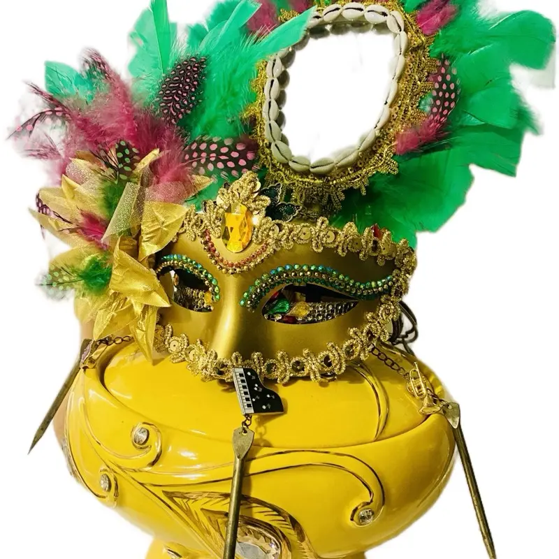 Mask for Oshun Ololordi Ololoddi with feathers- Mascara para Oshun Ololordi Ololoddi con plumas Decoration