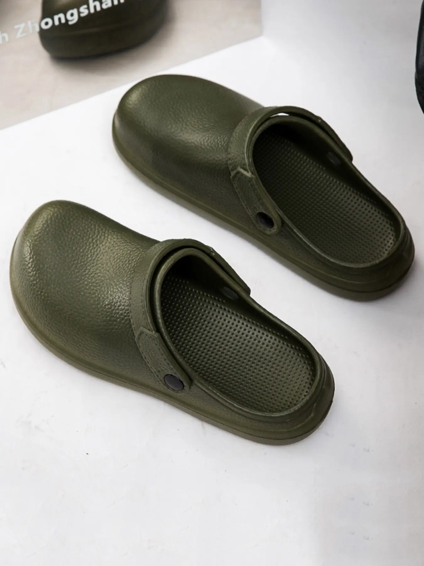 Men's Summer Thick Sole Sandals, Anti-Odor Casual Hole Shoes, Non-Slip Beach Slippers, All-Season Waterproof Chef Shoes
