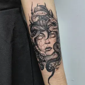 6 Large Graphic Tattoo Stickers, Among Which 1 One Features The Medusa Element And The Other 5 Have Random Designs. They Last For 7-15 Days, Are Water-resistant And Resistant To Friction, And The Effect Is Realistic. They Are Suitable For Those Who