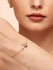 A diamond studded bee shaped fine chain bracelet with a playful and exquisite black and yellow contrasting design, with a touch of light luxury, suitable for various occasions such as daily commuting, dating, leisure, and light gatherings.