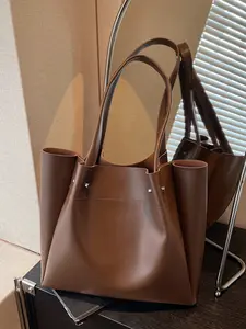 Simple and high-end style elegant and fashionable tote bag with rivet decoration design, fashionable retro texture large capacity shoulder bag, can accommodate personal belongings, suitable for short distance travel and shopping