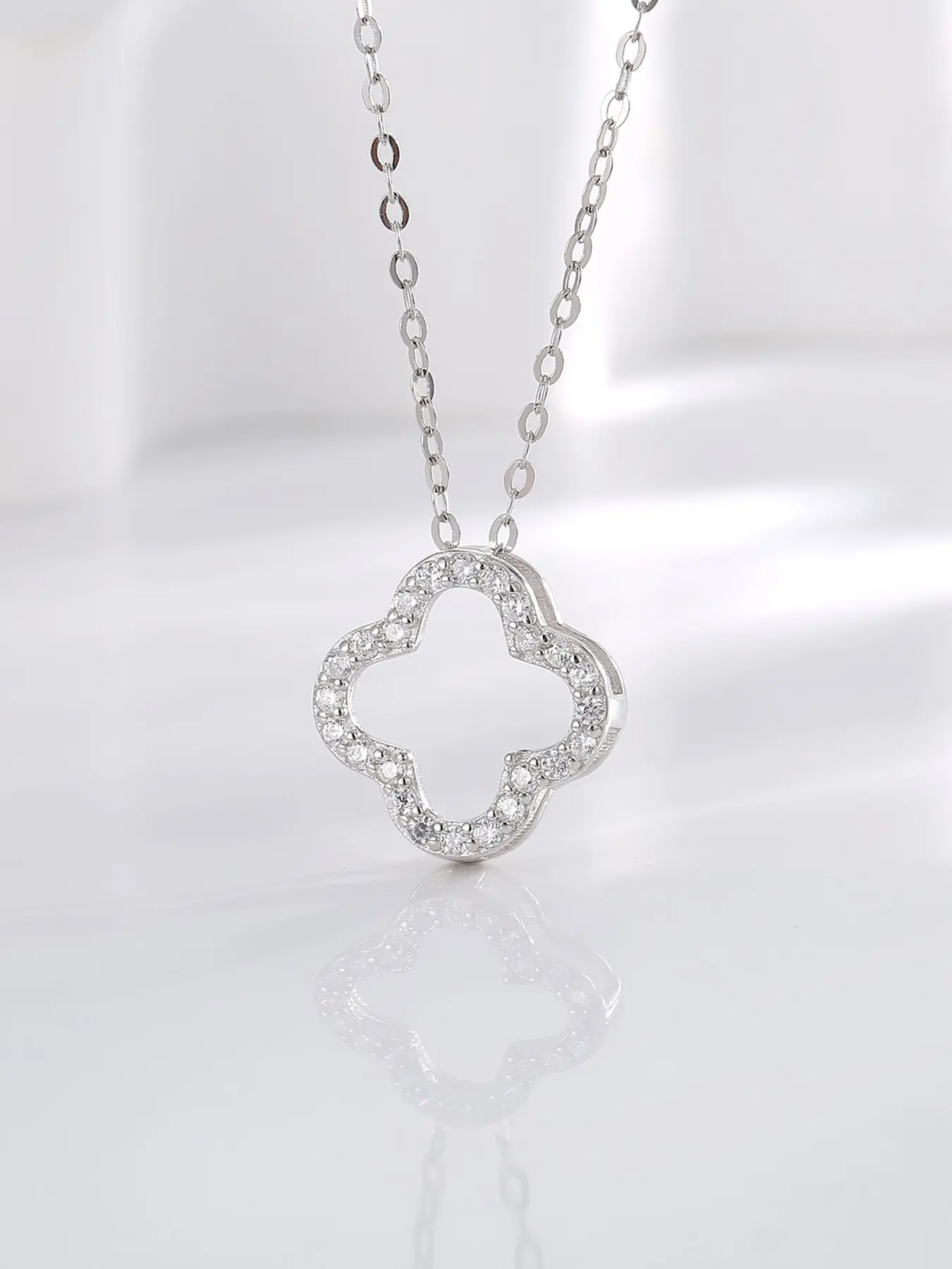 Women's 925 Silver Exquisite Trendy Pendant Necklace with Zircon Four-Leaf Clover Design, Elegant Jewelry Gift for Mom, Valentine's Day, Mother's Day, Anniversary