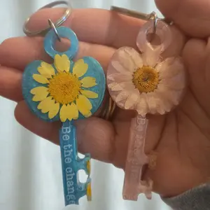 Be the Change Real Flower Daisy Blossoms Skeleton Key Keychains - Unique Keychain with Daisy Blossoms and Skeleton Key Design