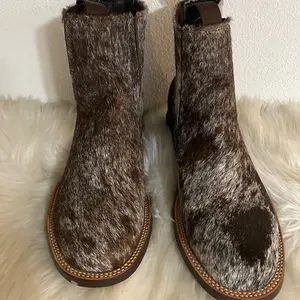 Cowhide botines short cowboy boot