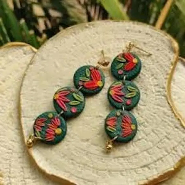 Women's gold earring