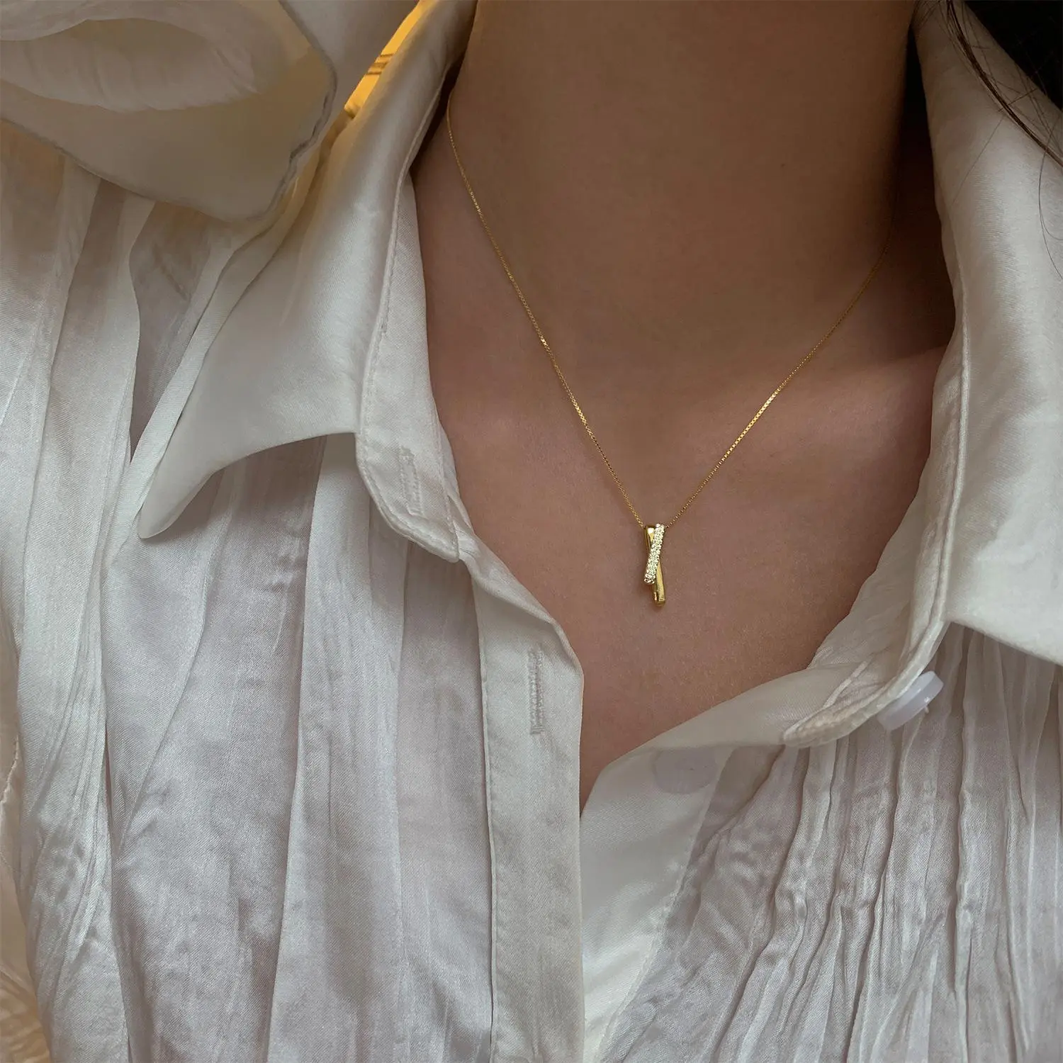 Vnox Shiny Geometric Lines Zirconic Interlocking Pendant Necklace Wedding Birthday Party Proposal Gift Collarbone Chain Necklace