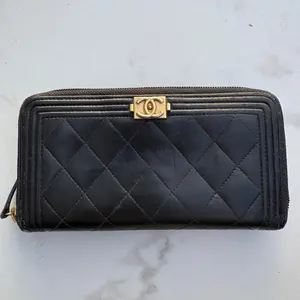 Pre-owned FINAL SALE Small Leather Goods Chanel Quilted Boy Zip Around Wallet Black