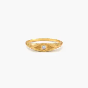 en route Astral Glow Ring in Gold, Natural Moonstone with Starburst Engraving, Luminous Glow featuring Slim Textured Band, Modern Celestial Style, Ideal for Birthday Gift or Daily Wear