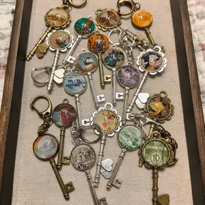 Skeleton key keychains! gold tone and silver tone!