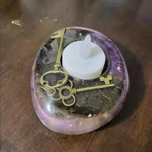 Key tealight candle holder