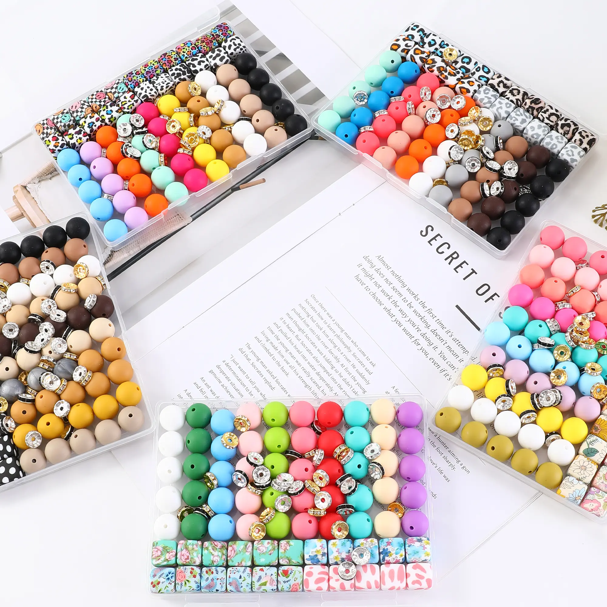 102-piece silicone bead jewelry box set, featuring watermarked square, leopard print, and patterned beads, suitable for DIY crafts, bead pens, keychain pendants, and comes with a storage box.