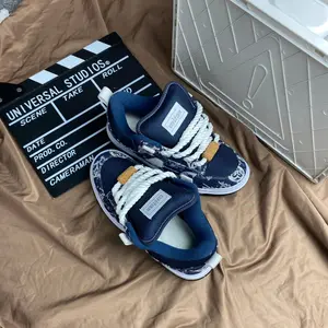 2026 American retro denim patterned bread shoes for men, blue and white color blocked coarse shoelaces, board shoes in large sizes 36-48, trendy men's high street skateboarding shoes, thick soled height increasing couple's versatile casual sports shoes ti
