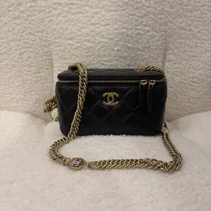 Pre-owned CHANEL Small Vanity Case, Black Quilted Lambskin with Aged Gold Hardware 2022 HK