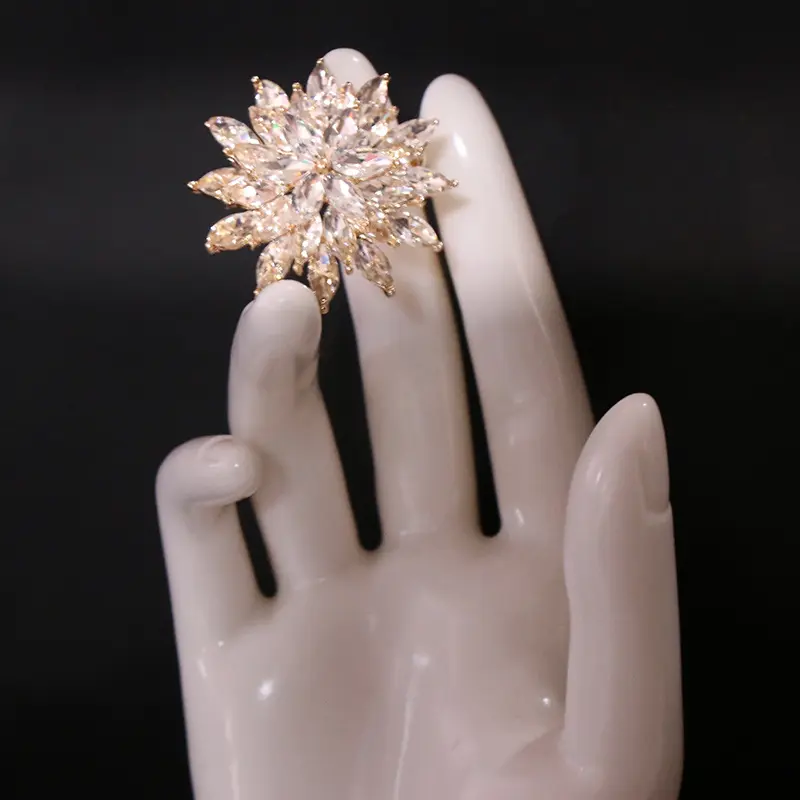 Fashion Accessory, Glass Snowflakes Rhinestone Brooch for Clothes Collar Decoration