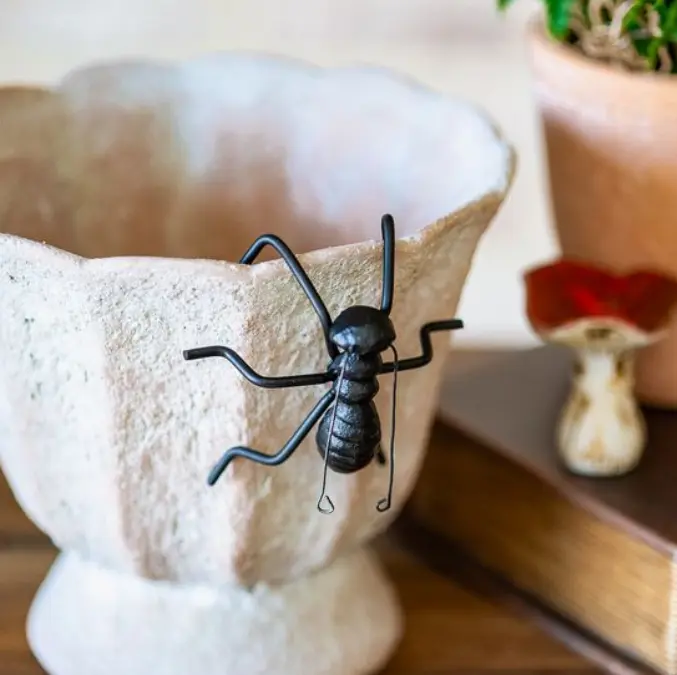 Iron Ant Pot Hanger