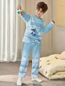 Ice Field Shark! Light blue base realistic trendy 2-piece boys' digital printed long-sleeve pajamas with long sleep pants, made of flame-retardant fabric. A fashionable, trendy, casual, comfortable and soft pajama set, suitable for sleeping and home leisu