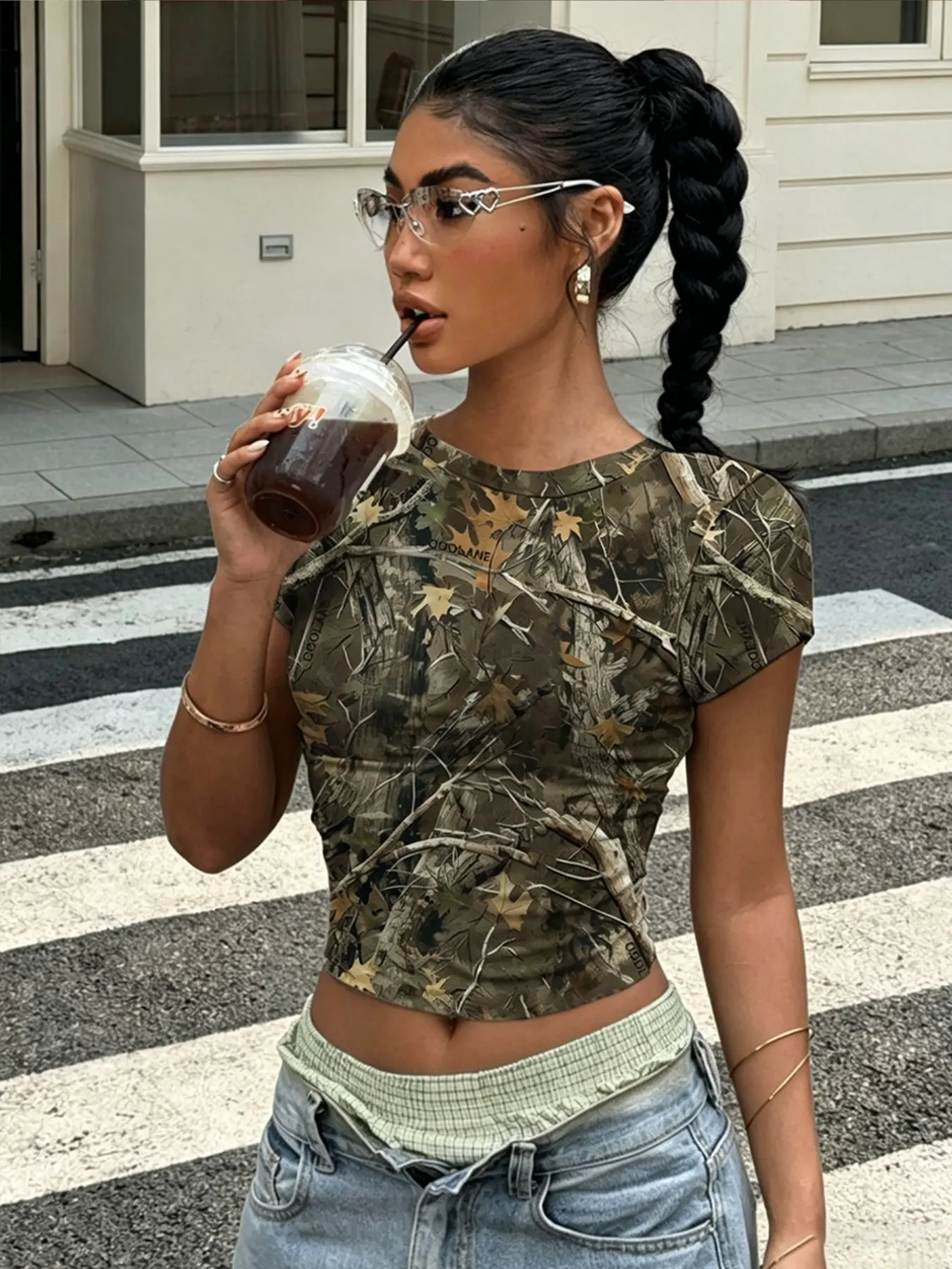 Women's Y2K Forest Camo Print Cropped T-Shirt, Slim Fit Round Neck Short Sleeve Top, Sexy Form-Fitting Design for Street Style & Casual Wear, Perfect for Creating Bold & Edgy Looks with Nature-Inspired Camouflage Pattern