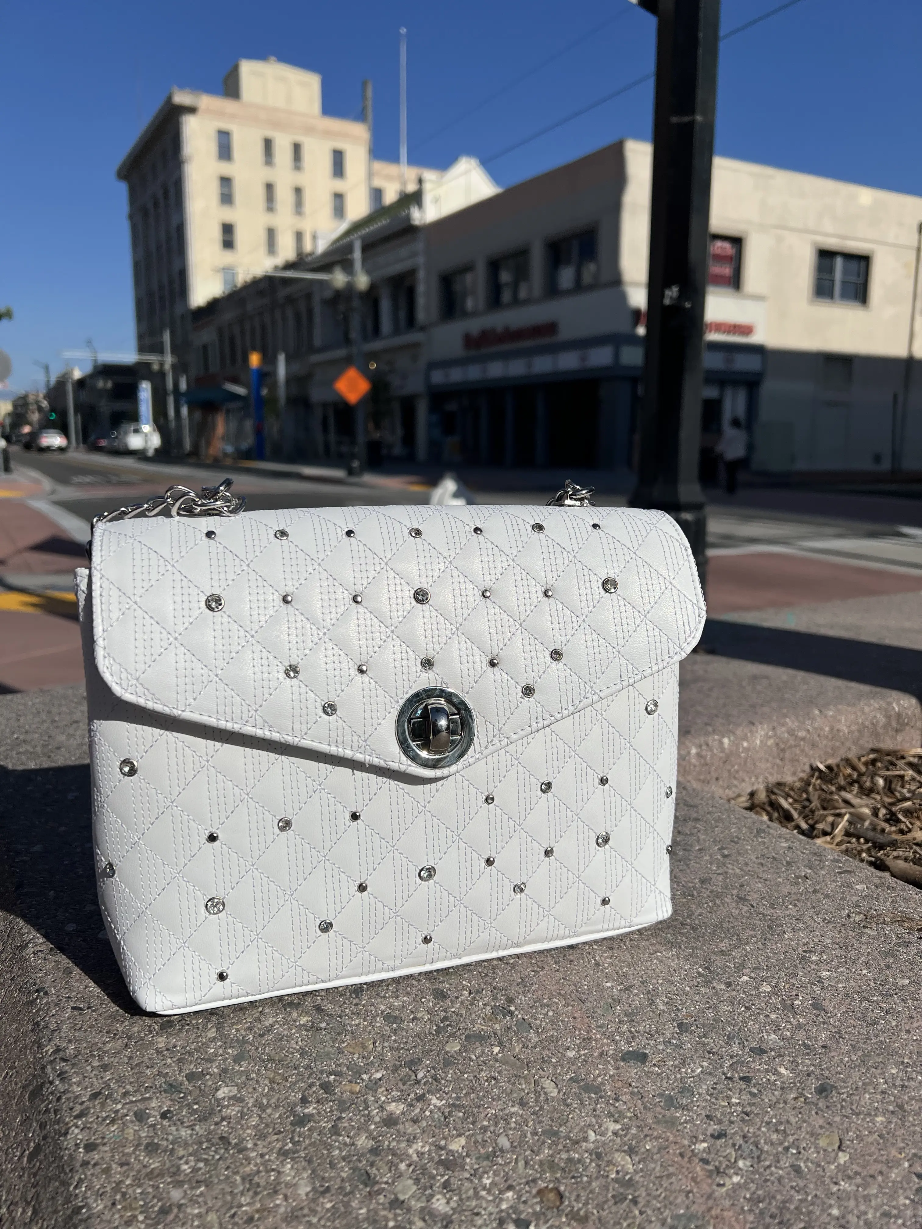 Vaquero Signature Women's - Hand-bag 100% Leather Handmade with Metal Studs Flor Entera Finish Color White Elegantly Crafted
