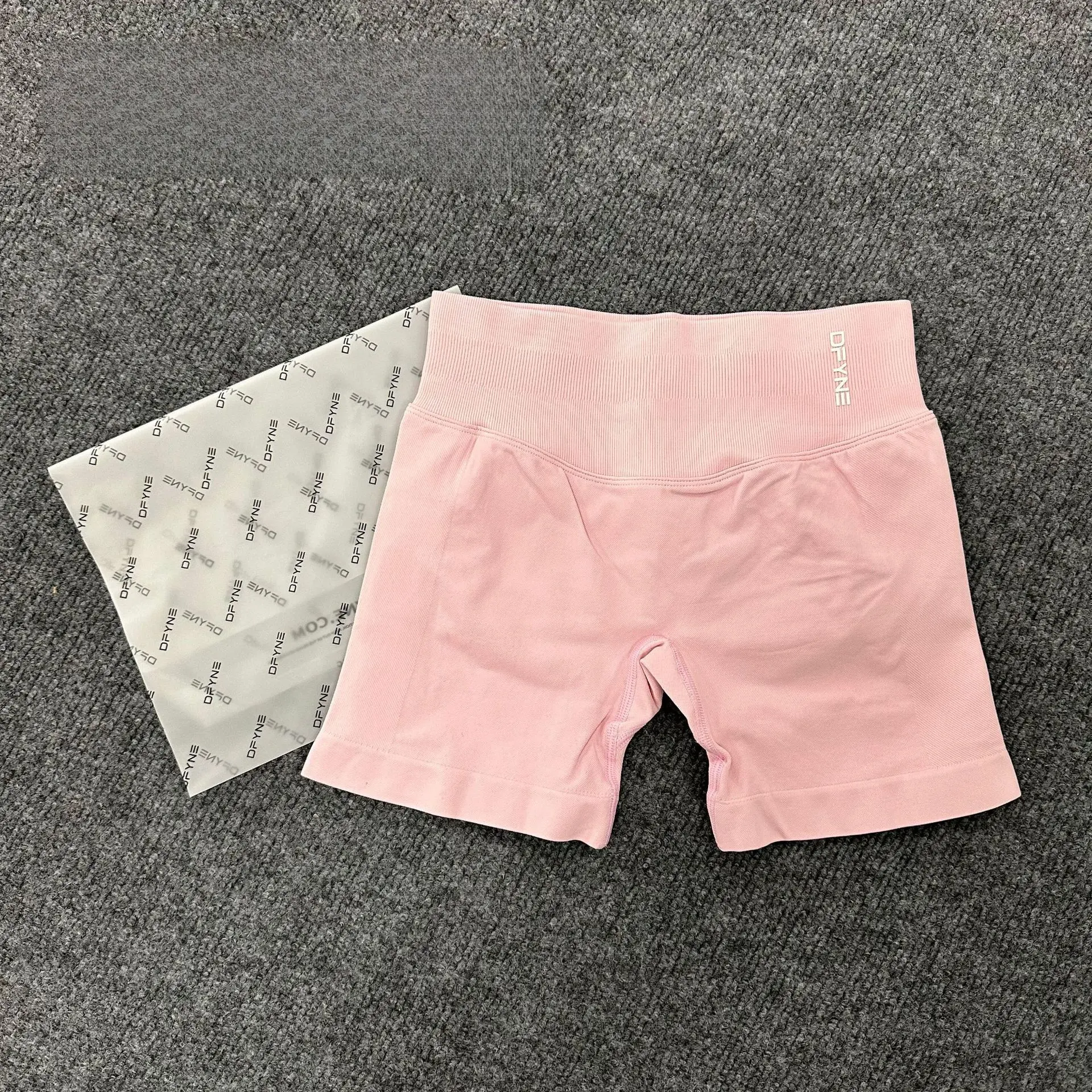 DFYNE's best-selling three-section high-waisted shorts with hip-lifting design, perfect for running, fitness, and yoga. They flatter the tummy, lift the hips, and make legs appear longer – a must-have for spring and summer. DFYNE's best-selling three-section high-waisted shorts with hip-lifting design, perfect for running, fitness, and yoga. They flatter the tummy, lift the hips, and make legs appear longer – a must-have for spring and summer.