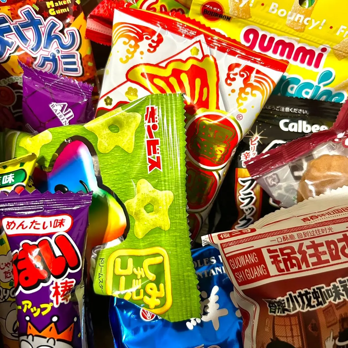 4LB Asian Snack Box, Sweet and Savory Variety, Ramen, Candies, 2 Drinks