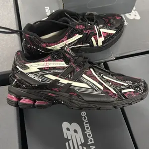 1906A NEW BALANCE MENS BLACK HYPER PINK FUTURE RUNNER