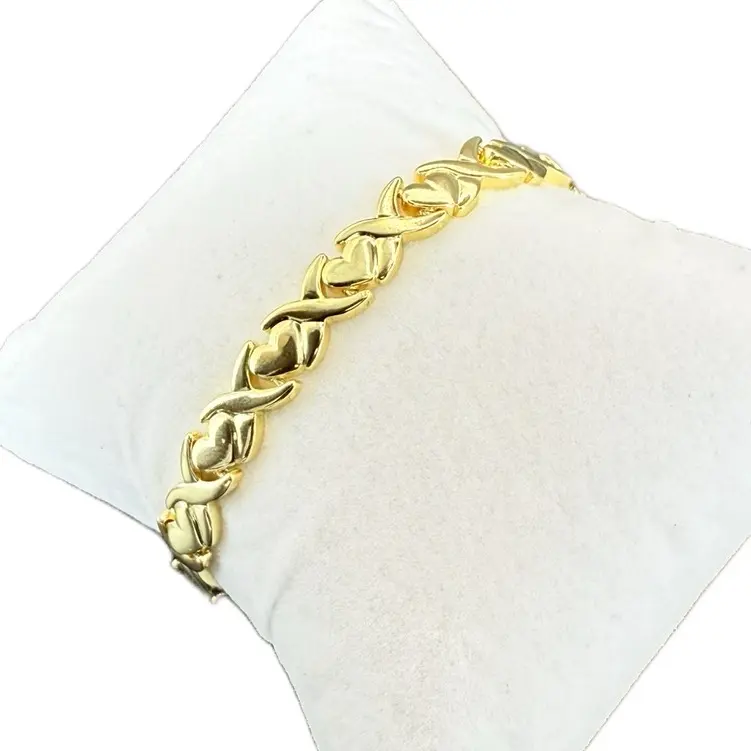 Xoxo Gold Bracelet 7.5 Inches Long - Simple Design Jewelry Accessory