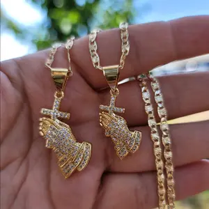 Mano con cruz necklace