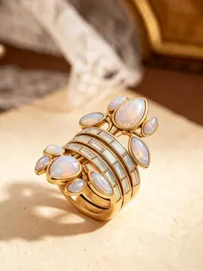 A light luxury retro style multi-layer winding opal ring, featuring a water droplet shaped opal and a stepped white diamond, with rich layers and a soft luster, suitable for daily commuting, dating, light business, and retro dressing scenes.