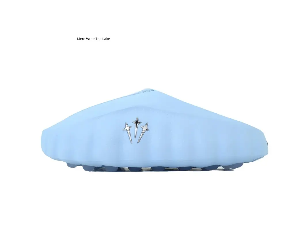 Unisex Closed‑Toe Slip‑On Clogs, Light Blue Wavy Chunky Platform Slides, Perforated Breathable Upper, Dotted Non‑Slip Outsole, Soft Lightweight EVA Sandals, Trendy Street Footwear For Indoor Home, Outdoor Hang‑Out And Daily Casual All‑Gender Wear