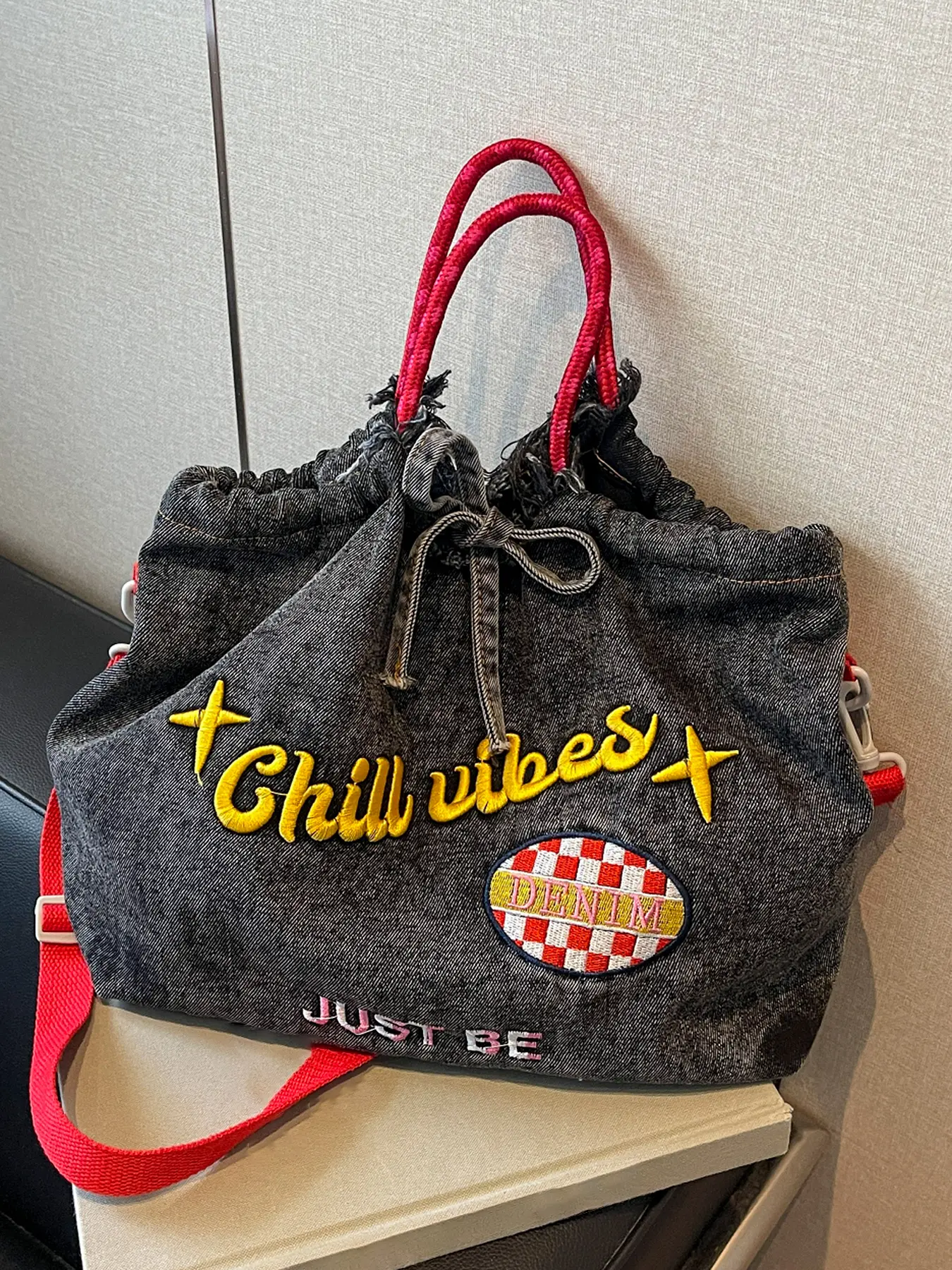 Personalized denim drawstring bag, contrasting handle embroidered letter design, large-capacity tote bag, Casual Commuter Bag, niche retro and versatile, suitable for daily commuting, shopping and travel etc