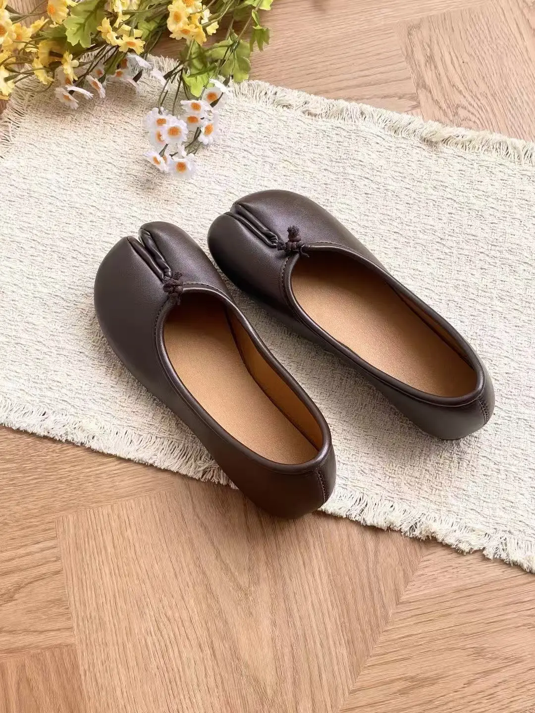 Women’s retro-style low-cut flat ballet flats in soft brown leather—lightweight with cushioned insoles and non-slip soles; minimalist, versatile for everyday commuting and stylish casual wear. Soft upper that won’t tire your feet even after long wear; sui