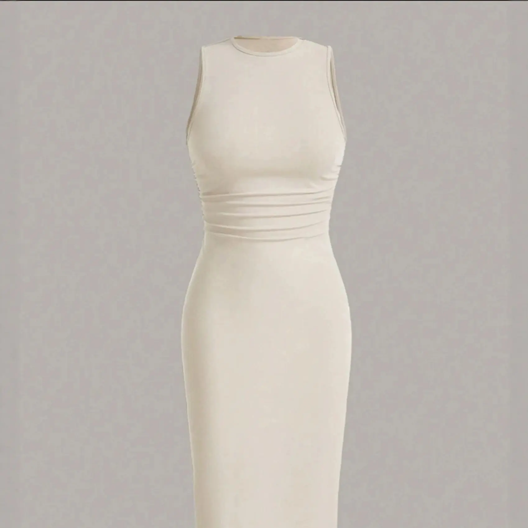 Sleeveless slim-fit dress with waist-cinching pleats for a slimming effect, style, and suitable for commuting, mid-length dress