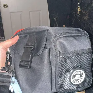 Unisex Casual Plain Color Release Buckle Crossbody Bag with Astronaut Charm, Fashionable Versatile Zipper Crossbody Bag with Random Color Badge, Trendy Shoulder Bag for Daily Use, Adjustable Crossbody Bag