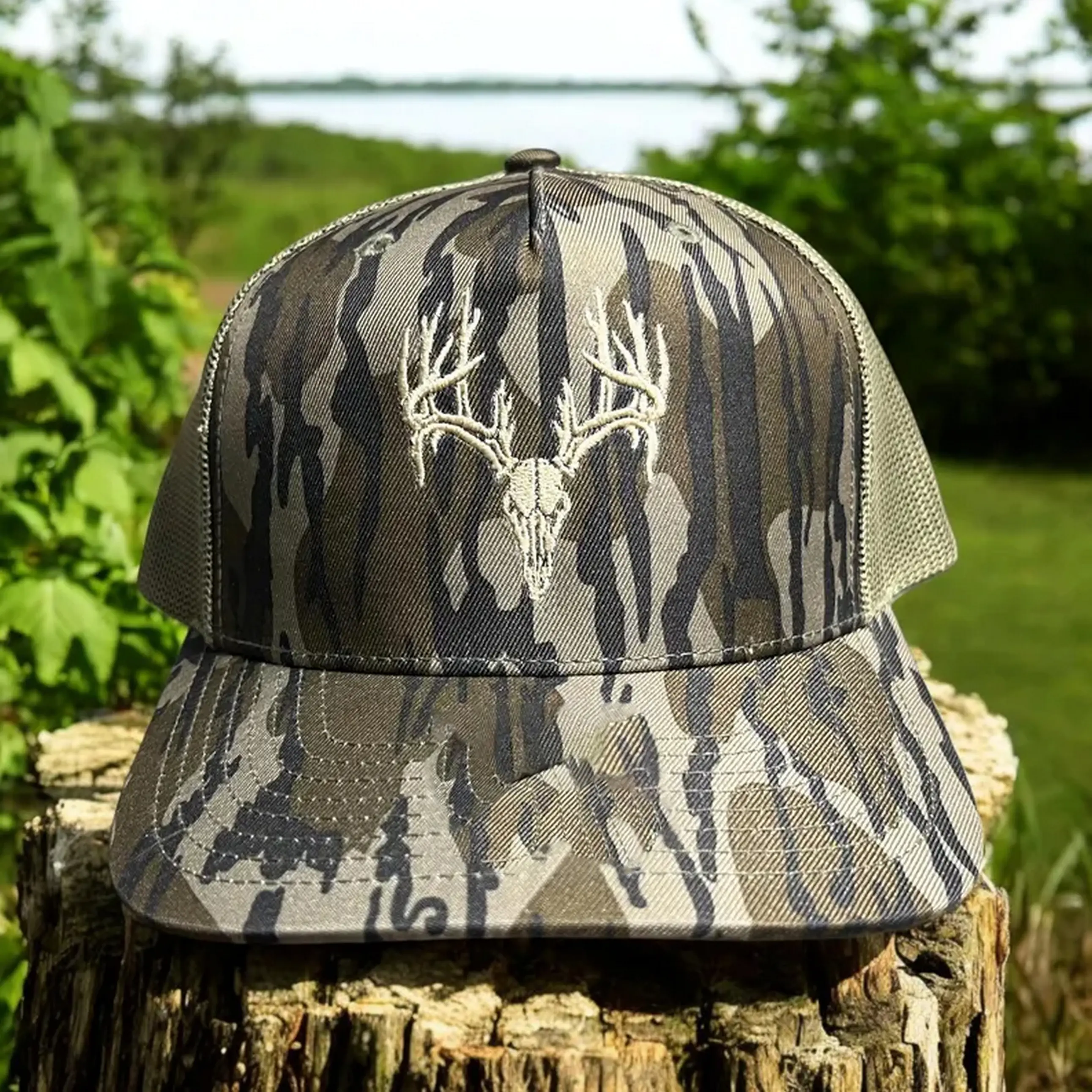 Camo Trucker Hat with Embroidered Deer Skull Antlers, Outdoor Hunting Mesh Back Snapback Cap, Camouflage Fishing Hat for Men, Whitetail Deer Hunter Gift, Adjustable Embroidery Mesh Hat, Rus