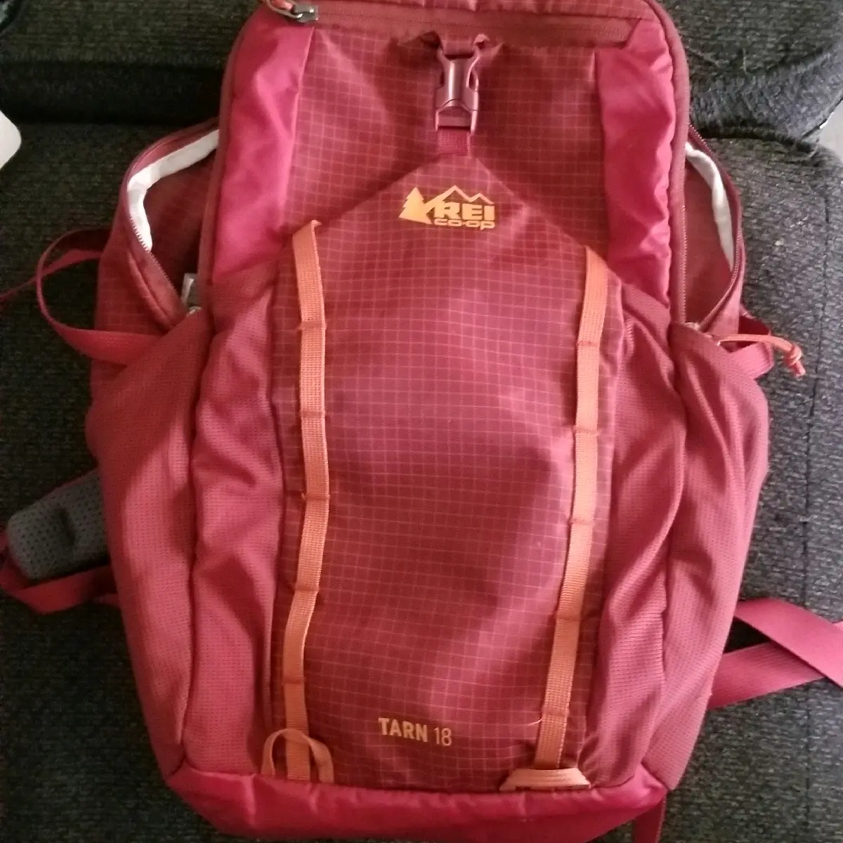 rei coop hiking camp multipurpose bag, red color, Durable Material, Versatile Design, Ideal for Outdoor Activities