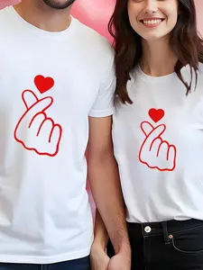 1pc, a matching T-shirt for couples - featuring heart-shaped patterns and finger gestures. Made of soft polyester fabric, with a round neckline and short sleeves - suitable for casual wear.