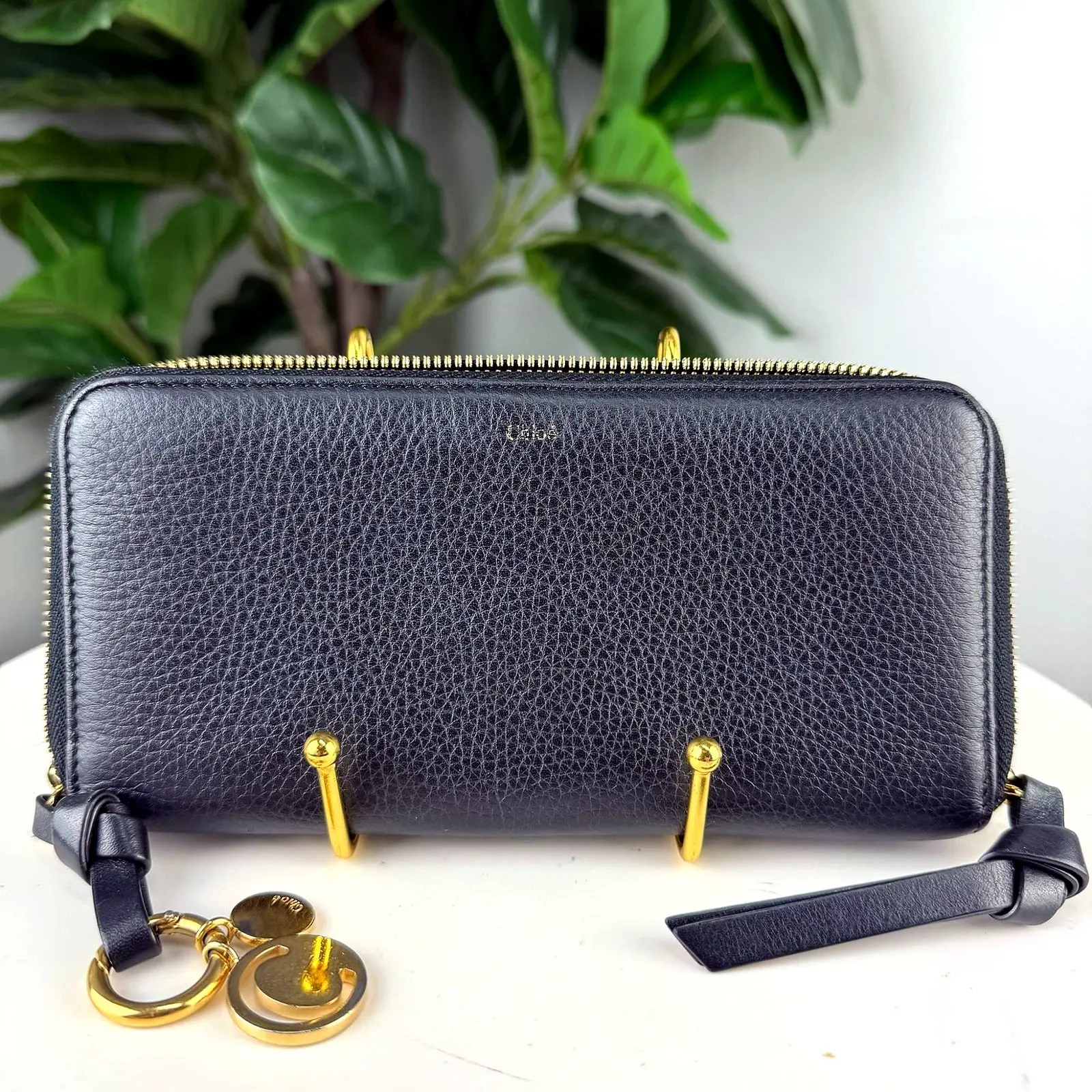 Pre-owned Leather Small leather goods Authentic Chloe Black Pebbled Zip Around Wallet