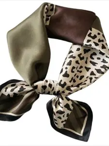 1pc Women's Leopard Print Square Scarf, Casual soft scarf – Versatile as a headband, neck wrap. Perfect for business meetings, casual travel, and festive parties. Made of breathable polyester, it's a functional fashion accessory