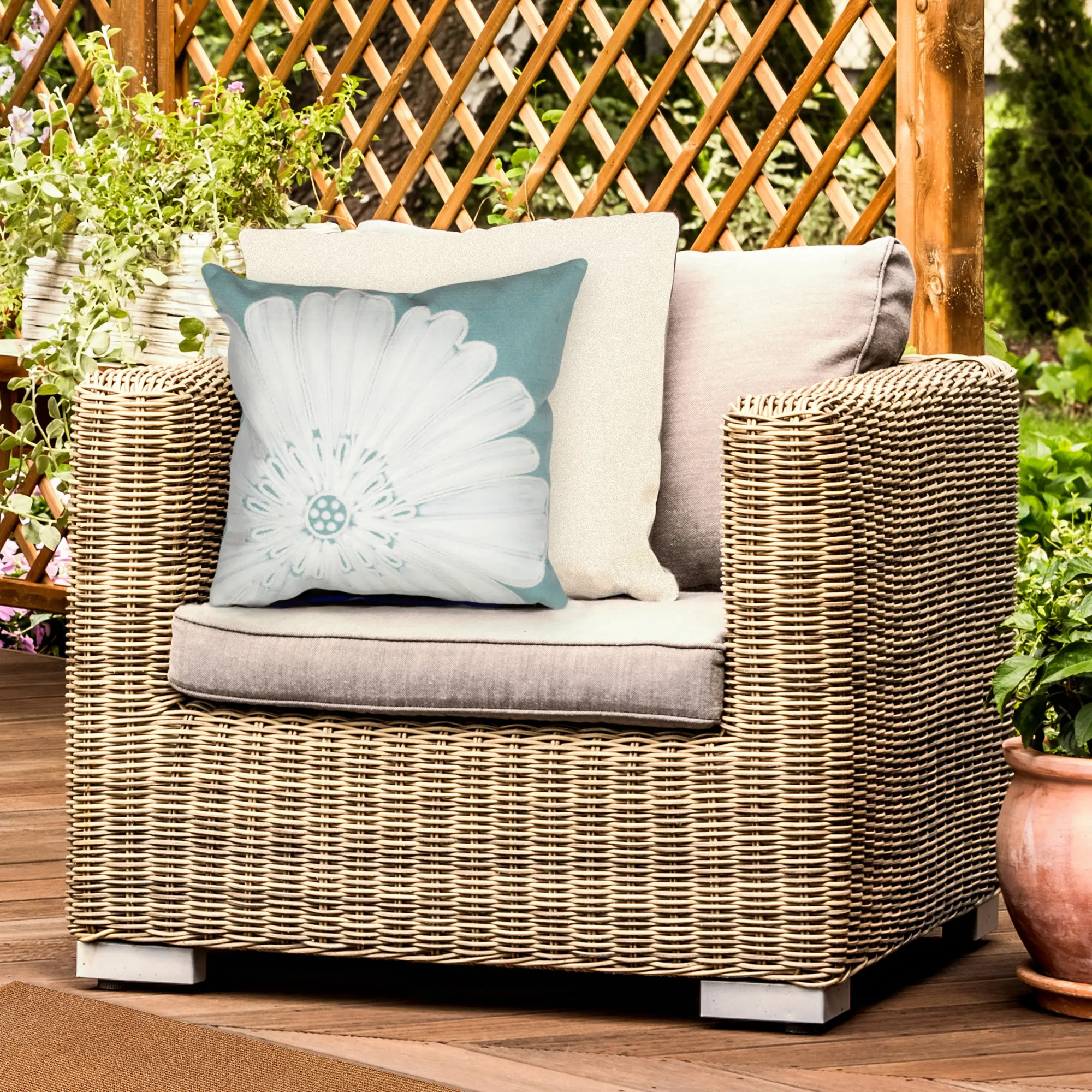 Lush Decor VISIONS III Handmade Textile Indoor/Outdoor Pillow, Traditional Graphic Botanical Garden Flowers Accent - Antique Medallion Cushions for Outdoor Chairs, Floral Sofa Cushion with Polyester Fiber, Outdoor Cushion Covers