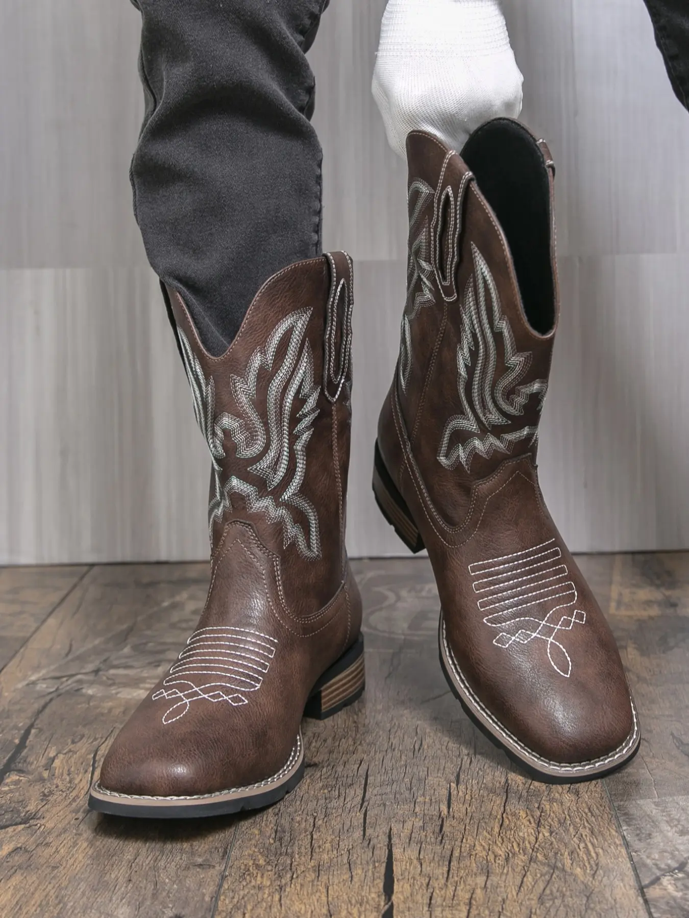Men Western Cowboy Boots Fall Winter New Style Embroidered V-Clasp Breathable Vintage Sock Fashion Riding Boots