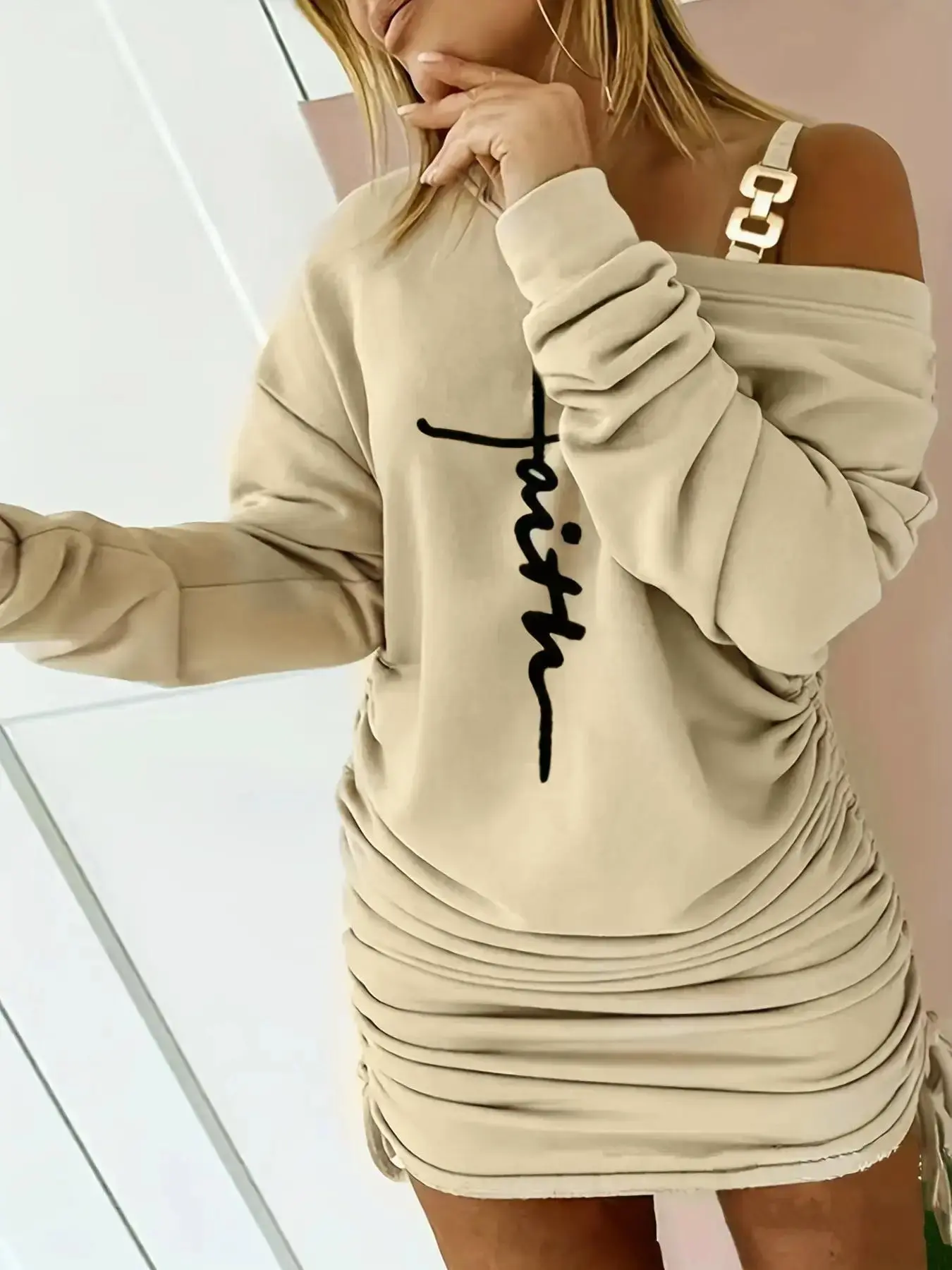 Women's Letter Print Chain Decor Asymmetrical Neck Dress, Casual Minimalist Fashion Drop Shoulder Ruched Drawstring Short Dress, Women's Dress for Spring & Fall, Casual Elegance Chic, Womenswear, Casual Fashionable Dress