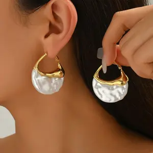Fashionable and unique evening accessories, niche light luxury pearl-embellished earrings, versatile and elegant with a high-end feel