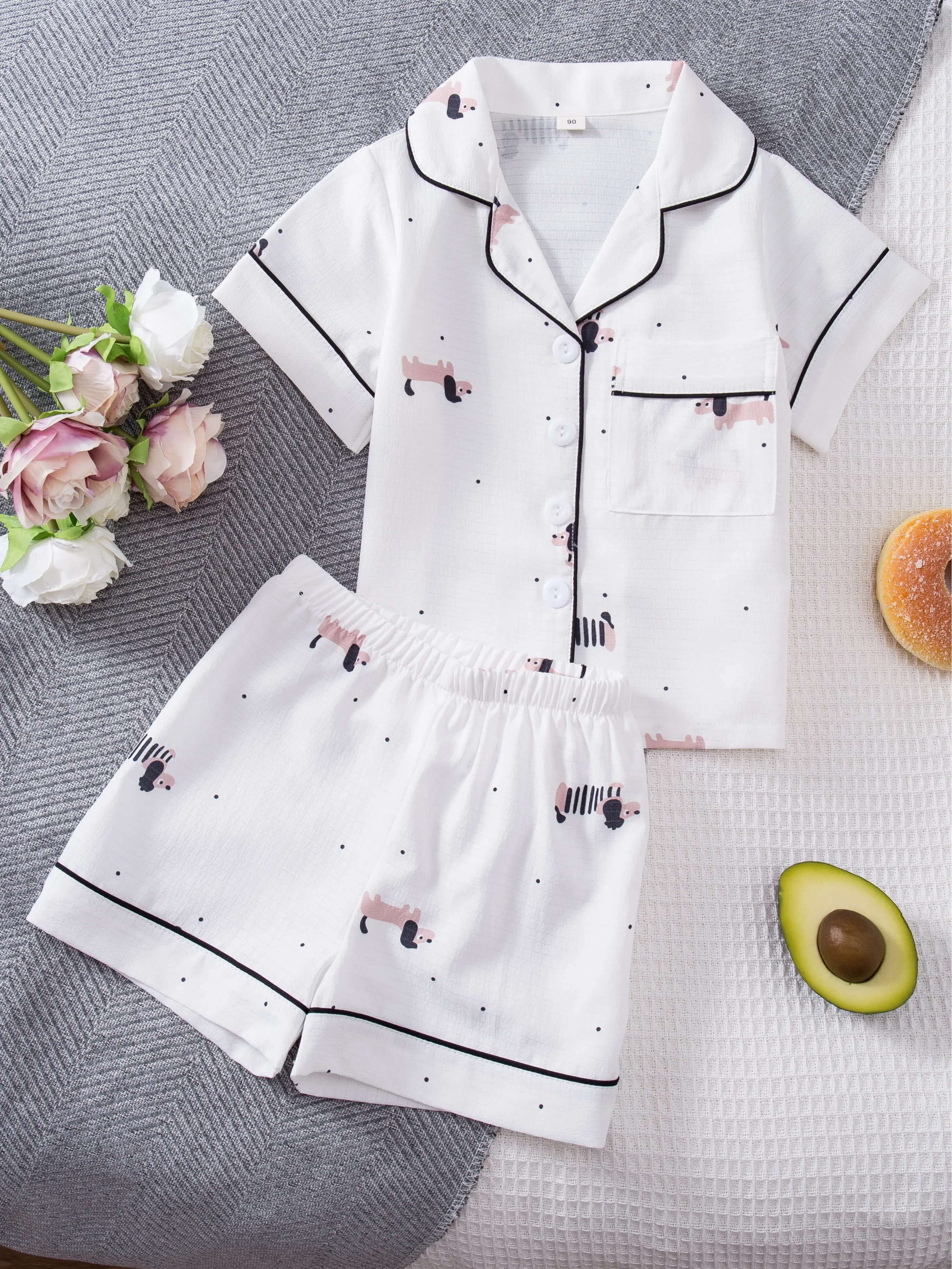 Girls’ summer pajama set featuring dachshund print: breathable bubble-textured short-sleeve top and shorts two-piece set; girls’ collared cardigan-style loungewear set; lightweight home wear with a soft, skin-friendly feel.