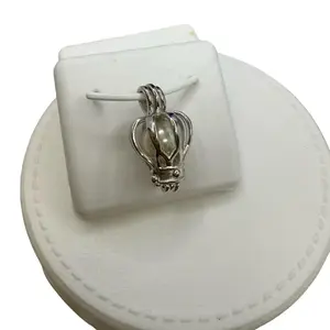 925 sterling silver locket crown high quality has a pearl on it you can change a color of you preference high quality solid crown (( es un relicario de plata Italiana es una corona puedes cambiarlen el color a tu preferencia es Trae una perlita
