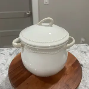 Olla Pavillion - White Ceramic Soup Pot with Lid and Handles for Kitchen Use
