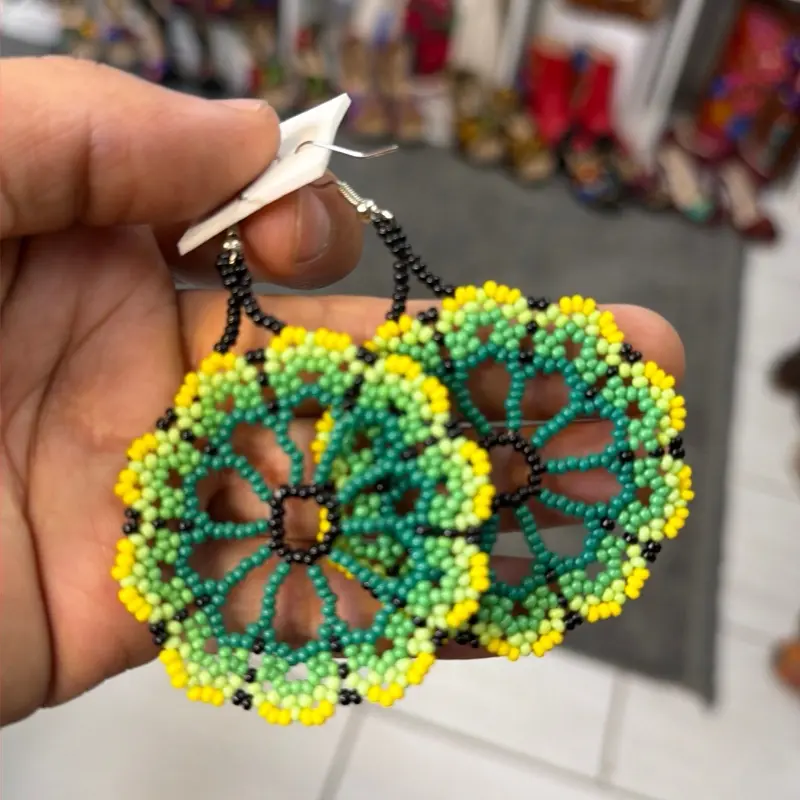 Beaded earrings hand made in Mexico - aretes mariposa hecho a mano - artesanía mexicana arete buñuelo
