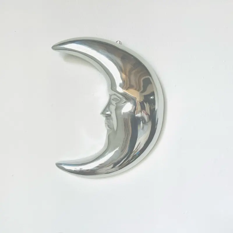 Brillante diseño de Luna para pared. Diseño hecho de pewter mexicano pulido.