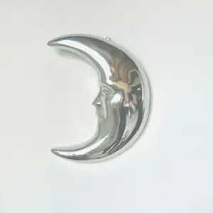 Brillante diseño de Luna para pared. Diseño hecho de pewter mexicano pulido.