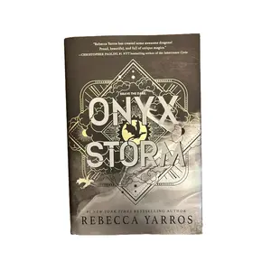 Onyx Storm (Wing and Claw Collection) (The Empyrean, 3) Hardcover