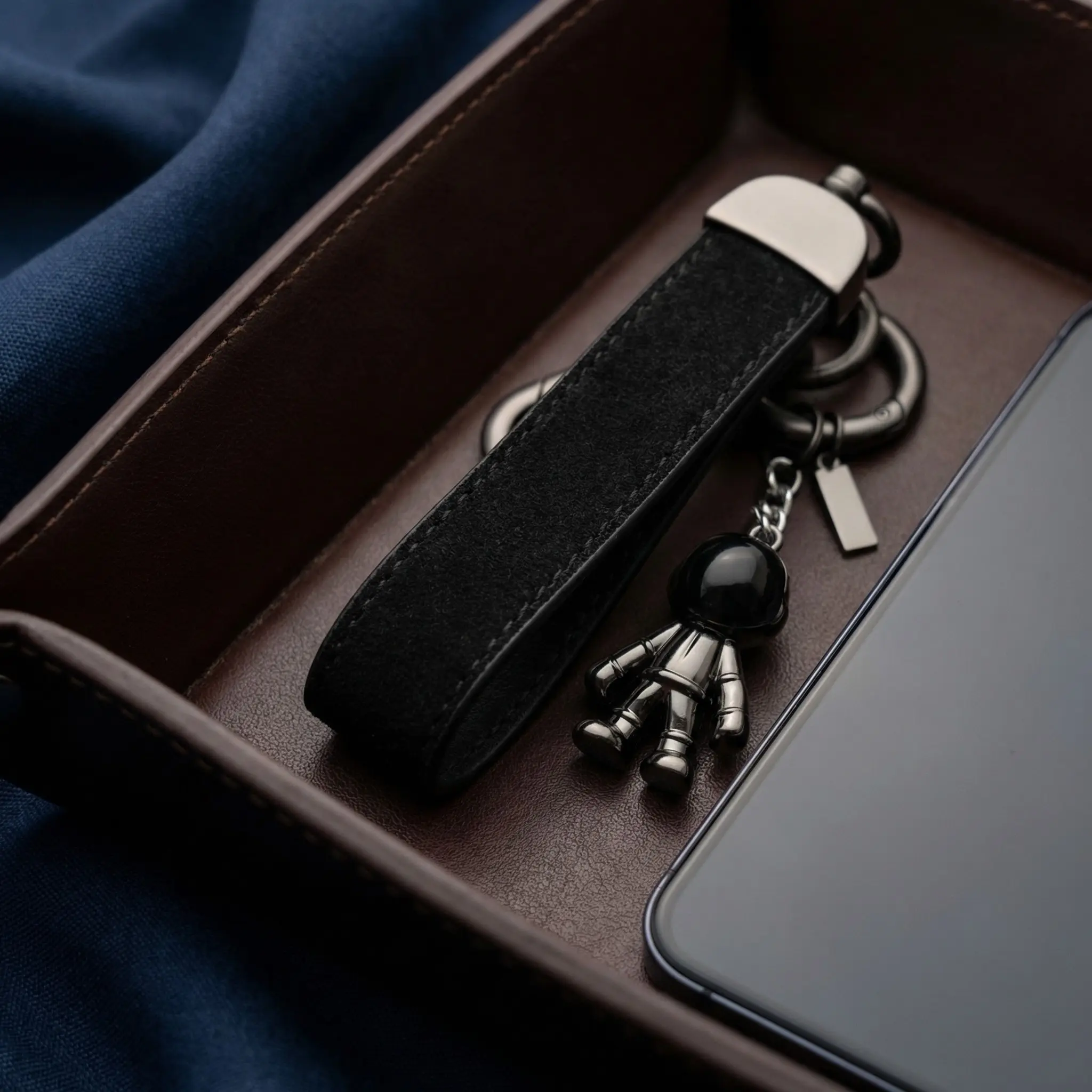 Astronaut Keychain Metal Hanging Decoration for Men, Car Key Chain Ring Creative High-End Leather Strap Keyring, Keychain Pendant, Car Key Holder, Fashionable Alloy Keychain